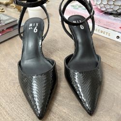 New Women’s Size 6 Black Faux Snakeskin Heels
