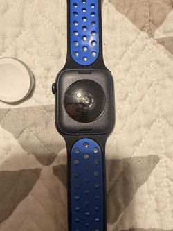 Apple Watch SE GPS 2nd Gen 44mm (Charger Included)