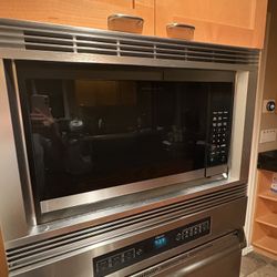 Frigidaire 2.2 cu ft Microwave (Like New)