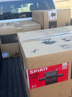 New Weber Spirit E-425c Stealth 3-Burner Barbecue BBQ Grill Propane.