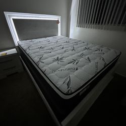 Queen Size Bed Frame With Led Lights  / Mattress Included
New in a box 
      

Cama Queen con Luz Led   Colchon Incluido Nueva En Caja
Entregamos a d