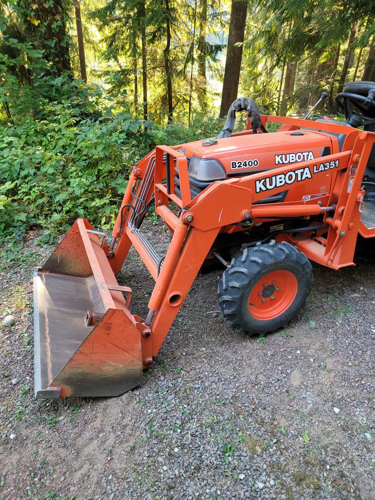 Kubota Tractor 1999 B2400 W/Backhoe 188hrs