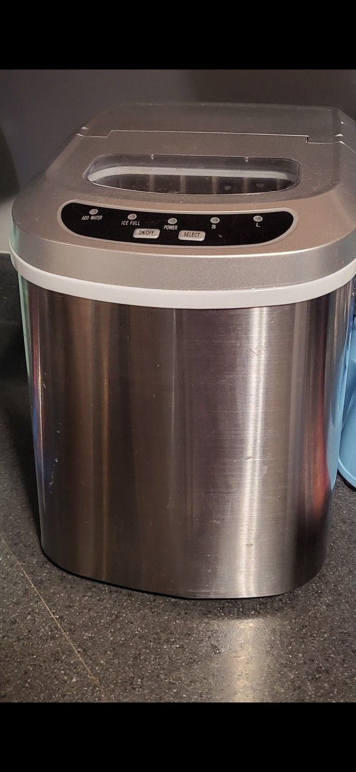 Countertop Ice Maker – Fast & Compact