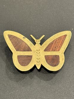 Belt Buckle Butterfly Brass Wood Inlay Made in Mid Century Retro Kitsch. Measures 3 1/4" x 2 1/4". Will hold a 1 1/2" width belt. Show some light vint