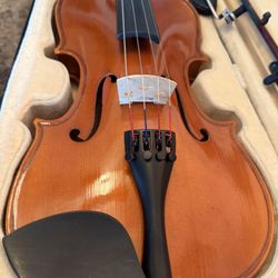 Student Violin With 2 Bows And Accessories  Basically New 