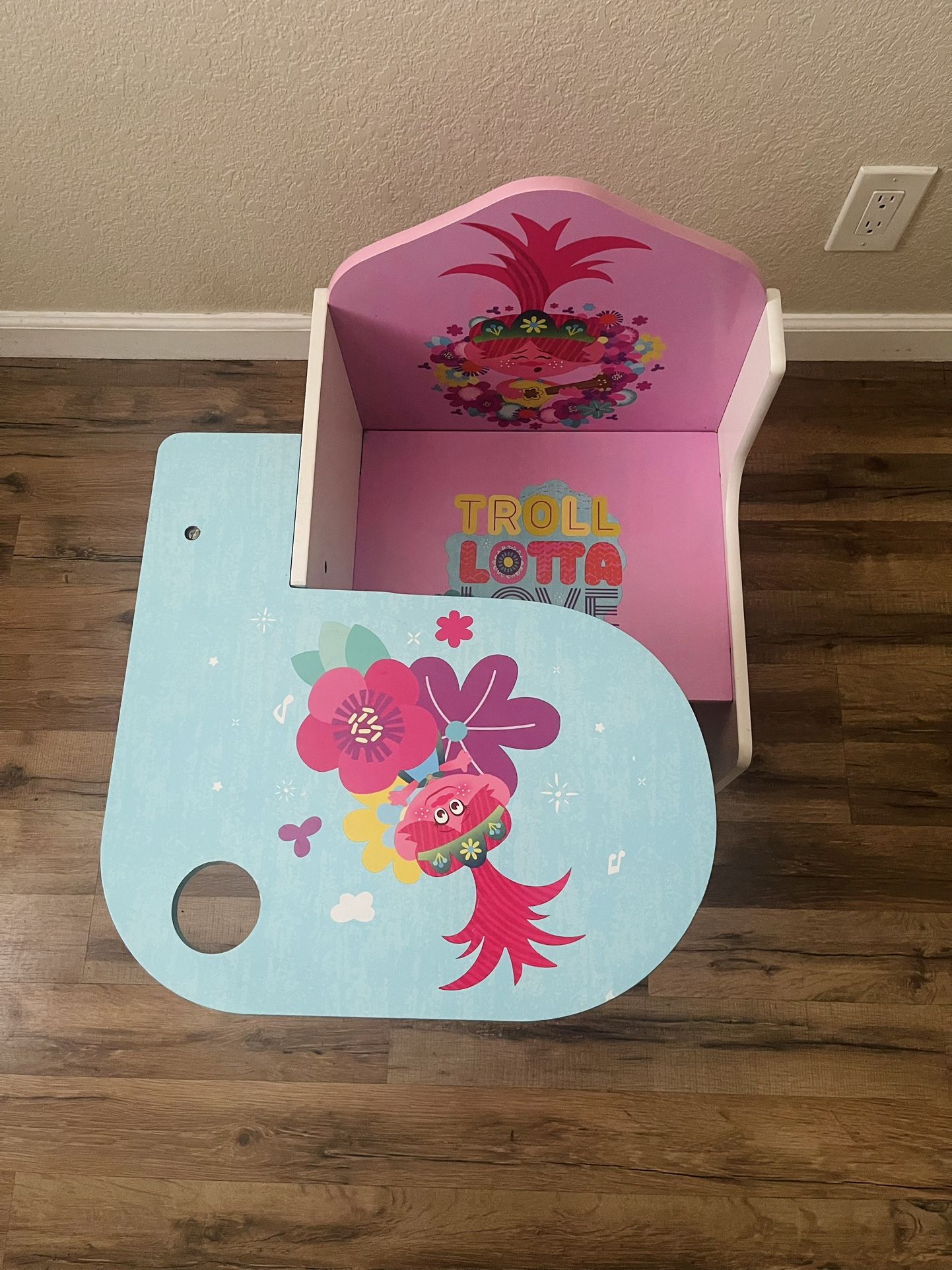 Trolls chair desk comes with the cup