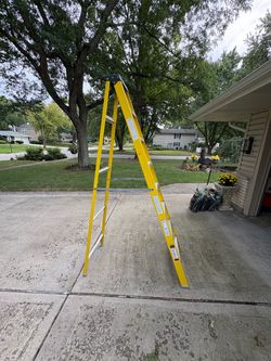 Fiberglass 8’ stepladder Davidson model 540–08 Type I rated 250 lbs use a couple times