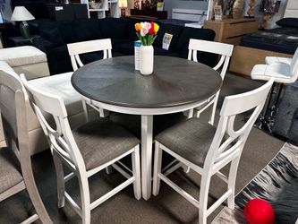 Stunning dining table set! $499 🤍✨