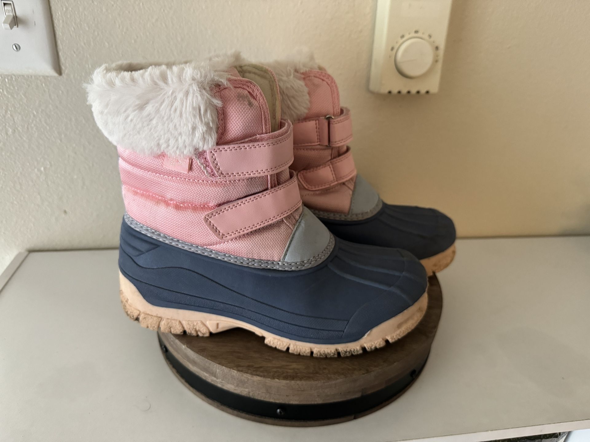 Oshkosh snow boots. Size 3