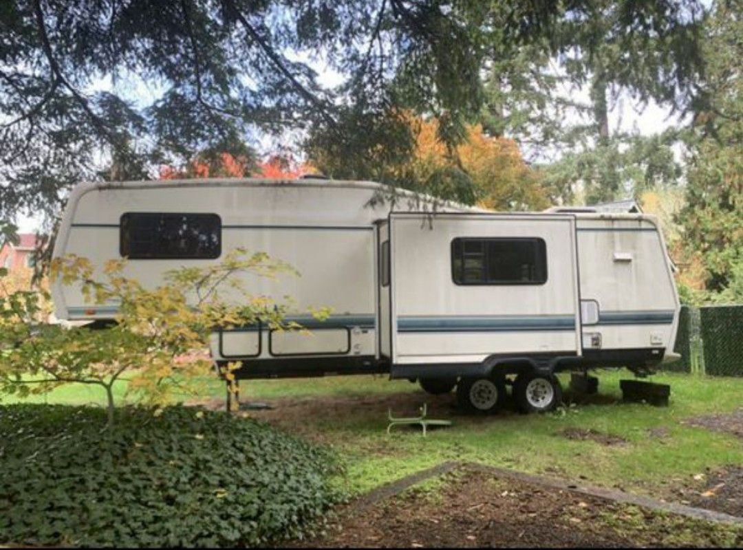 1993 5th wheel escape 32 ft for Sale in Portland, OR - OfferUp