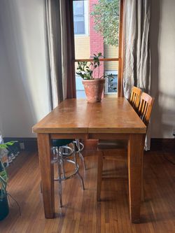 Solid wood expandable table with 2 original chairs