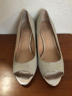 Beautiful 9.5 Med heel shoes $8