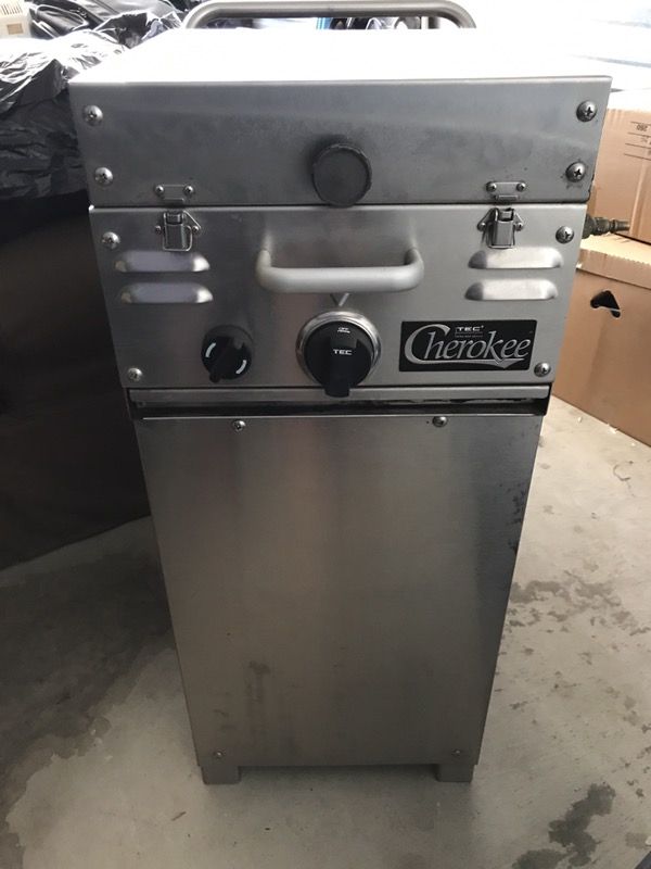 TEC CHEROKEE CH-10SS OUTDOOR STAINLESS GRILL WITH STAND NEEDS CLEANING
