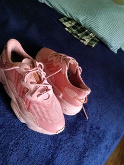 Adidas tennis shoe  o z w e e c o.  Size 7