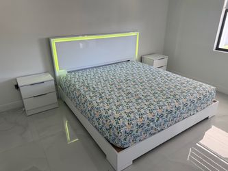 Brand New King Bed with King Mattress and 2 Nightstands / Fast Delivery š