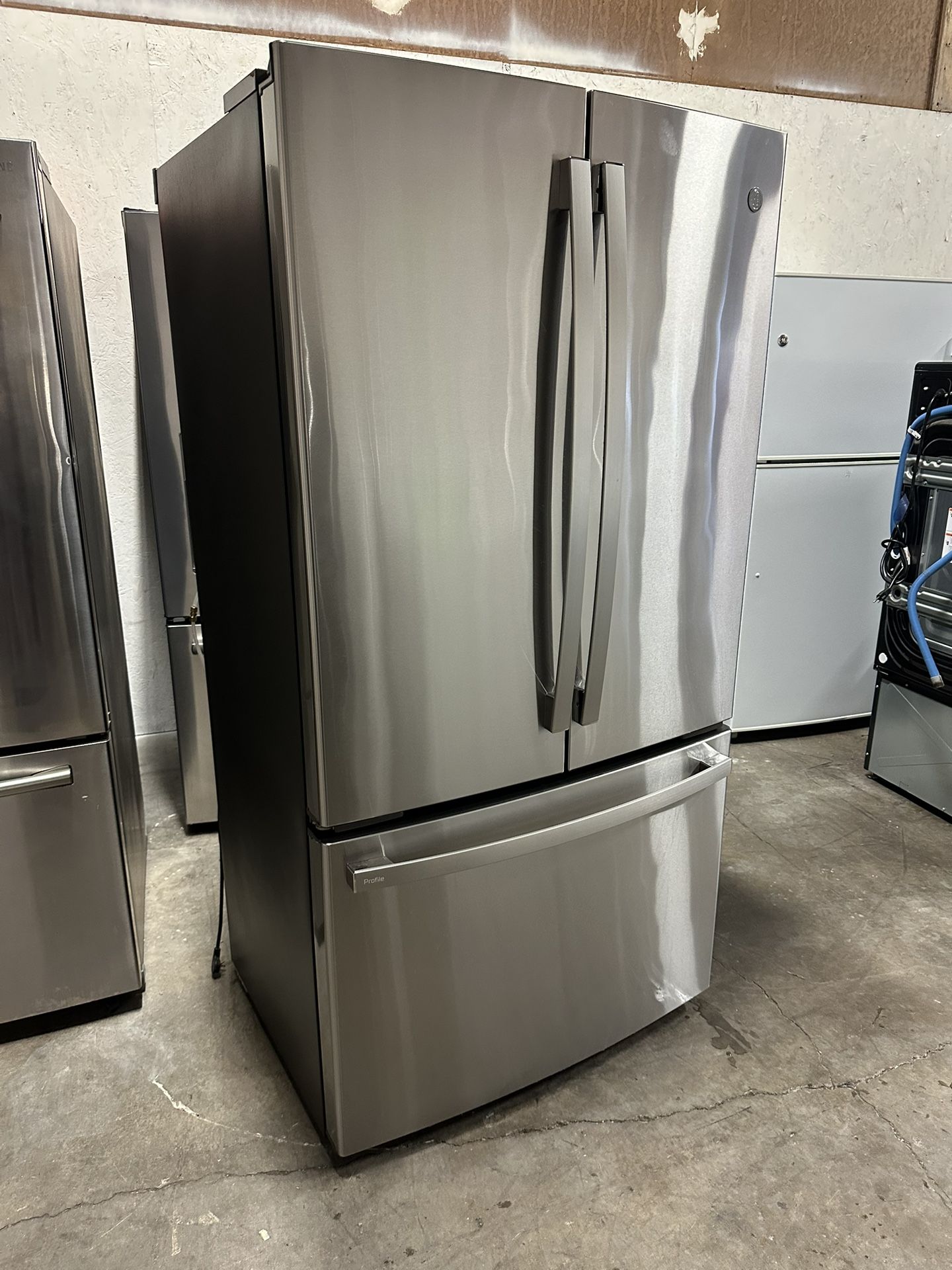 Profile GE Mint condition Counter Depth, 23.1 cu.ft. Water ice can deliver 1 year old Retail price $3100 Fingerprint Resistant Stainless Steel, ENERG