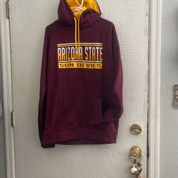 COLOSSEUM MEN’S SWEATSHIRT WITH HOODIE SIZE  LARGE USED ONCE TO SMALL