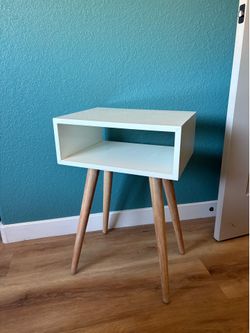 Modern White Accent Table / Nightstand – Great Condition