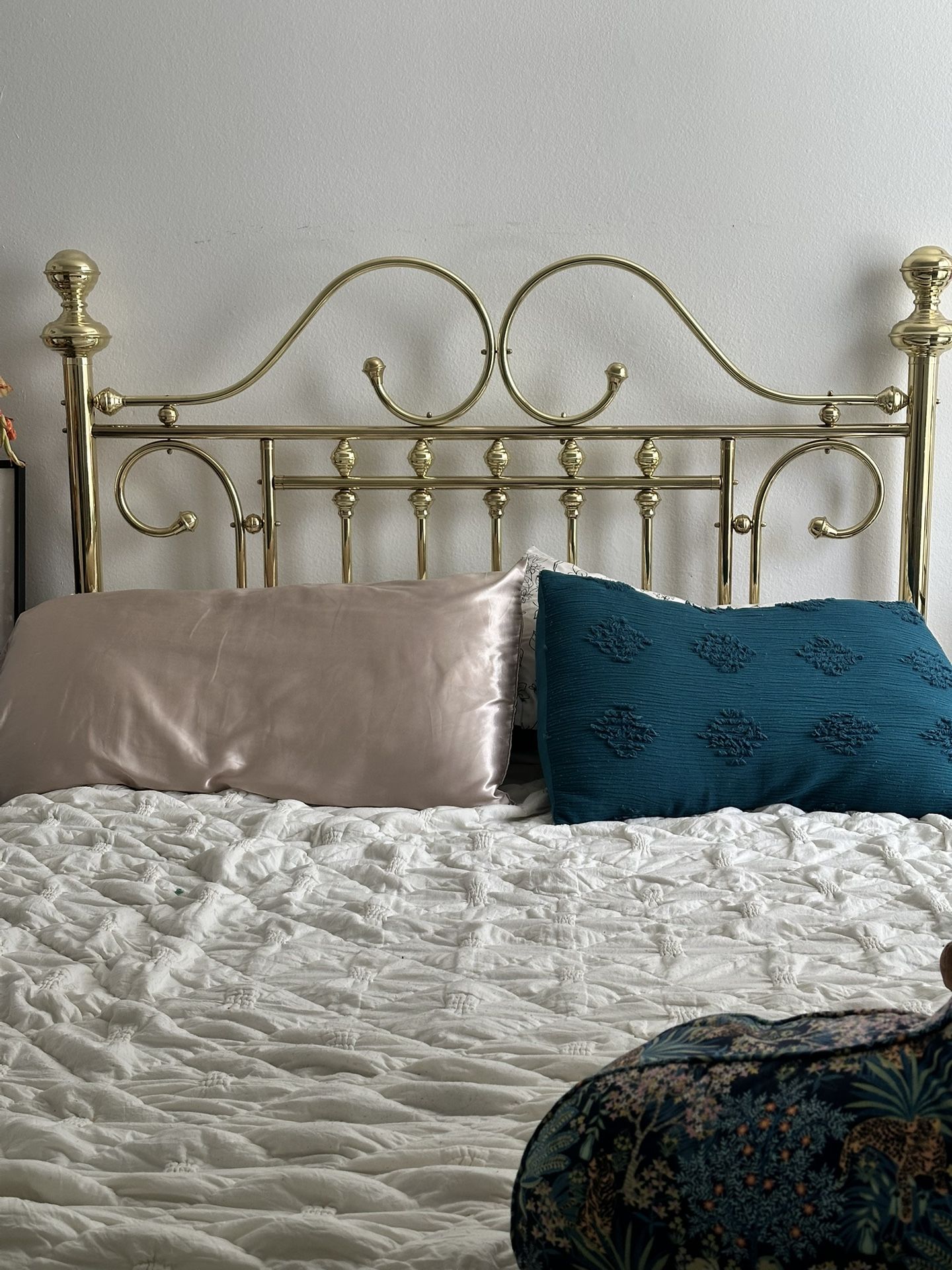 bed frame queen size
