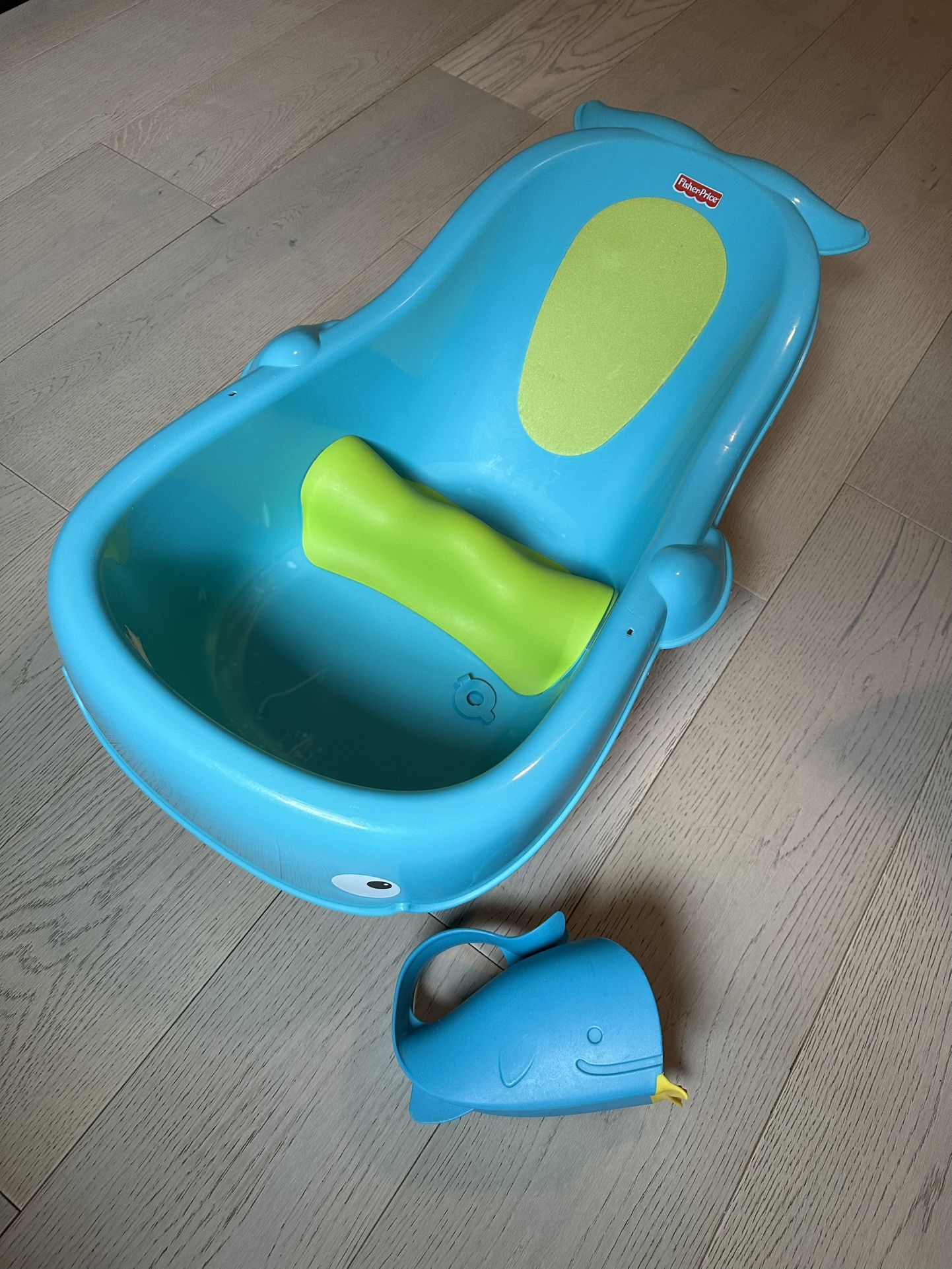 Fisher Price Baby bath with Skip Hop Whale rinse cup