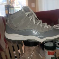 Cool Grey Jordan 11's size 2.5 Youth /womens size 4