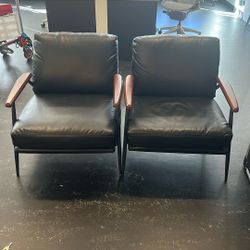 2 Black Loungechairs