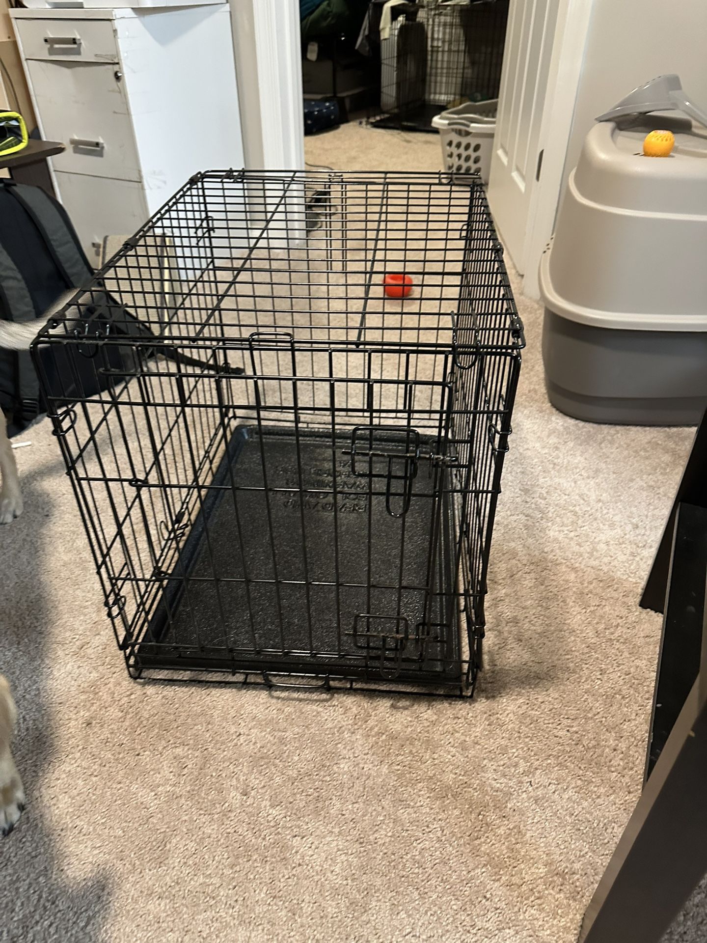 Dog crate (20h x 24 L x 17 w)