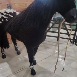 American Girl  Stable with 2 Horses and Fens. 