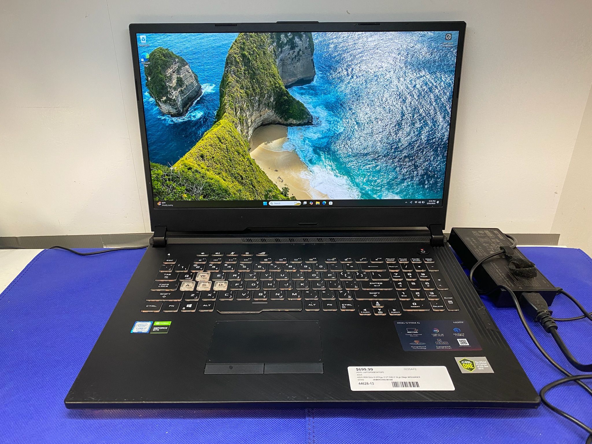 ASUS ROG G731G Strix G G731gu 17.3" FHD i7 16 gb 256gb W/CHARGER