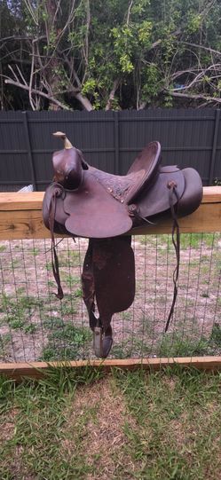 Western Leather Horse Saddle – Used (Great for Restoration or Decor)
