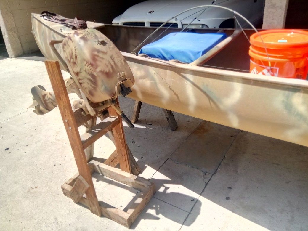 ,18' Graumman 🛶 Boat motor . 5 HP freshwater outboard motor . Runs perfect strong . 18' canoe also camo and available.