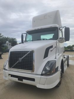 Volvo day cab 2005 Motor cumin isx trasmisión 10 velocidades excelente condiciones listo para trabajar 11000
