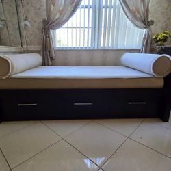 Daybed with Additional Pull Out Bed