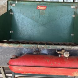 Vintage Coleman 425B 2-Burner Camp Stove used in good working condition 