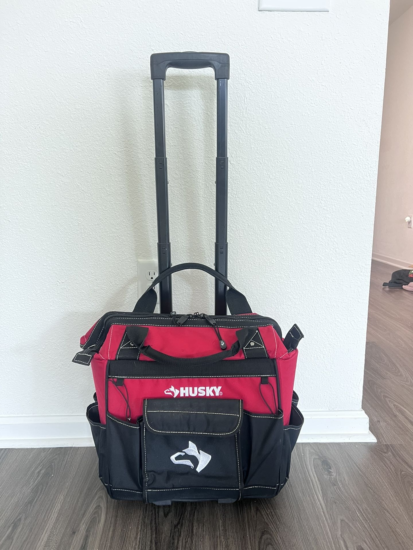 Husky Tote With Wheelsnull