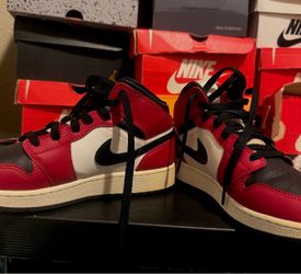 Air Jordan 1 Mid GS’ Chicago Black Toe