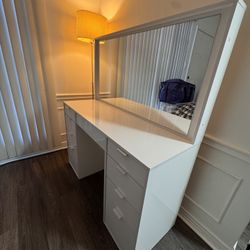 Vanity Table With Mirror 