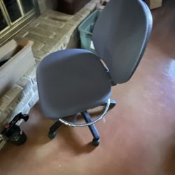 3 Office Desk Chairs With Arm And Wheels And One No Arm