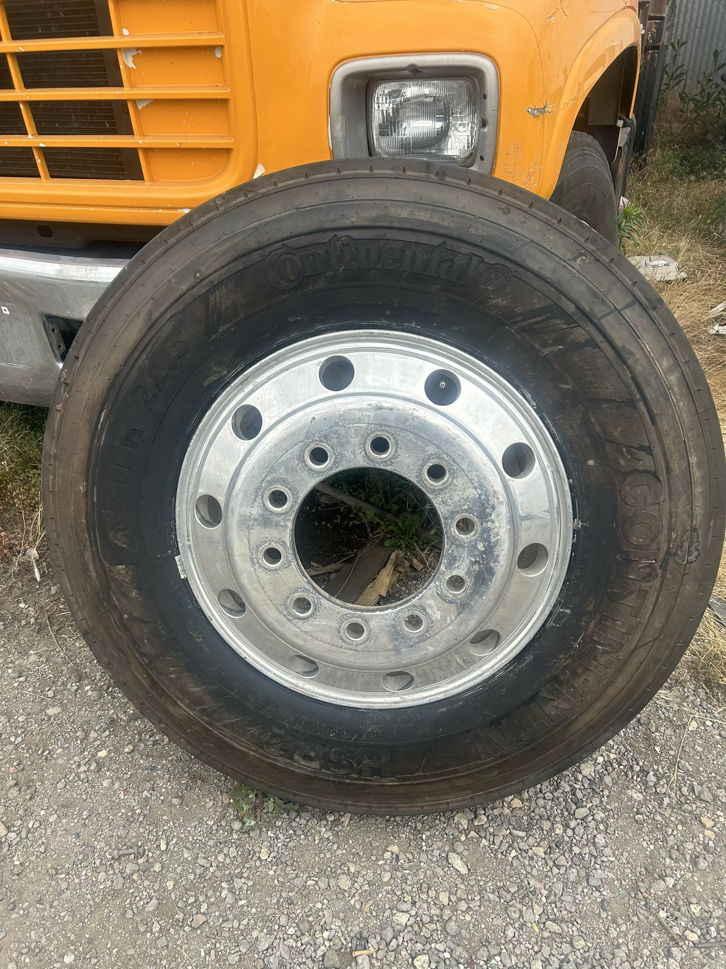 New 22.5 W/Aluminum Rim And19.5 Tires