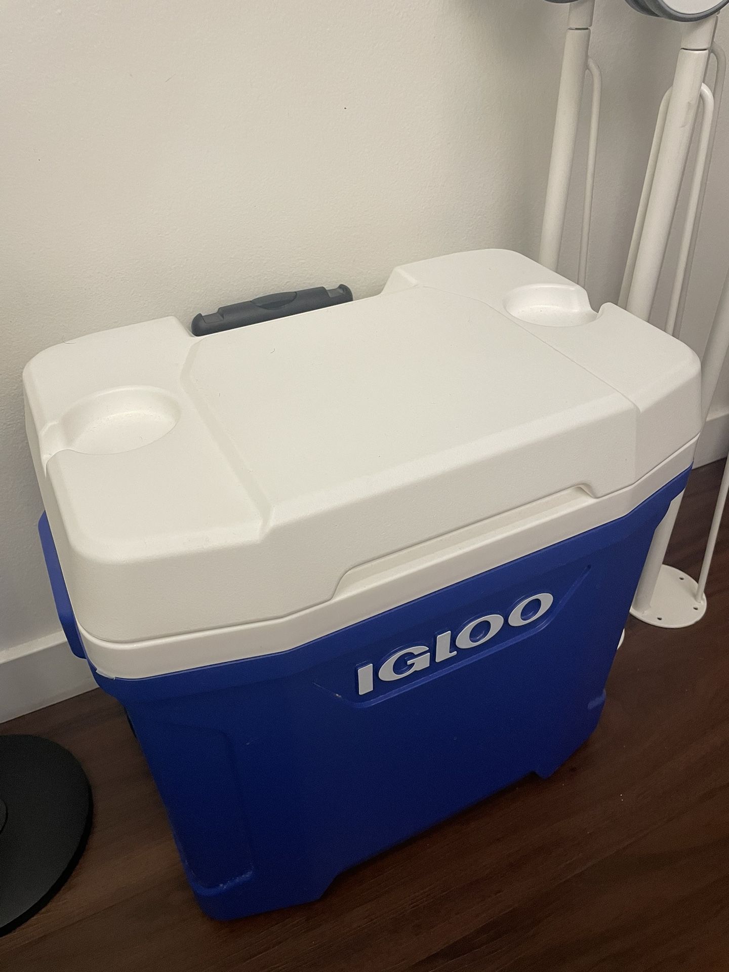 Igloo Latitude 30qt Roller Cooler