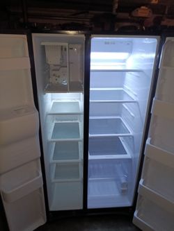 Samsung Black 24.7 Cu Ft Side By Side Fridge/Freezer