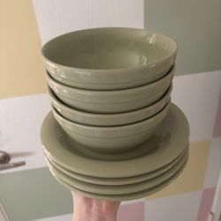 Plate and bowl set for 4