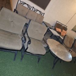 $400  BIG ROCKING 4 CHAIRS AND TABLE WITH FREE CUSHIONS IF YOU WANT THEM WITH THE PURCHASE 