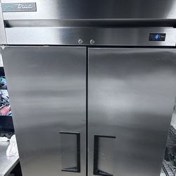 ❄️ True Commercial Cooler + Commercial Refrigerator Set 	•	Both pieces are like new — barely used 