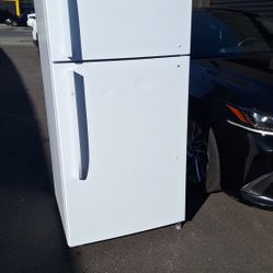 INSIGNIA , APARTMENT REFRIGERATOR. (DELIVERED)
