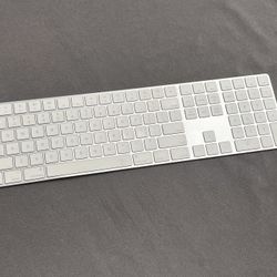Apple - Magic Keyboard full size with Numeric Keypad (Lightning Port) - Silver/White