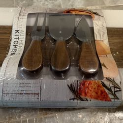 Beautiful Set Of 4 cheese board. 