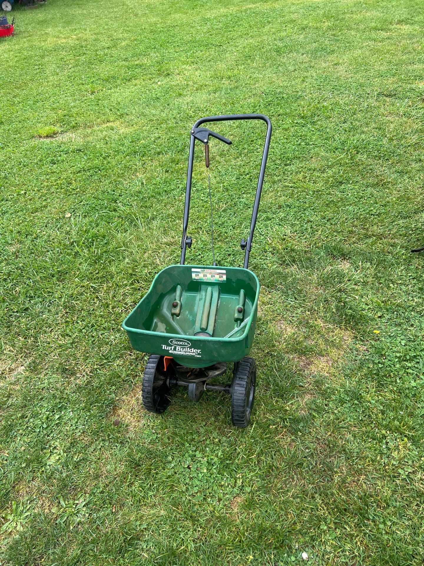 Seed spreader / fertilizer