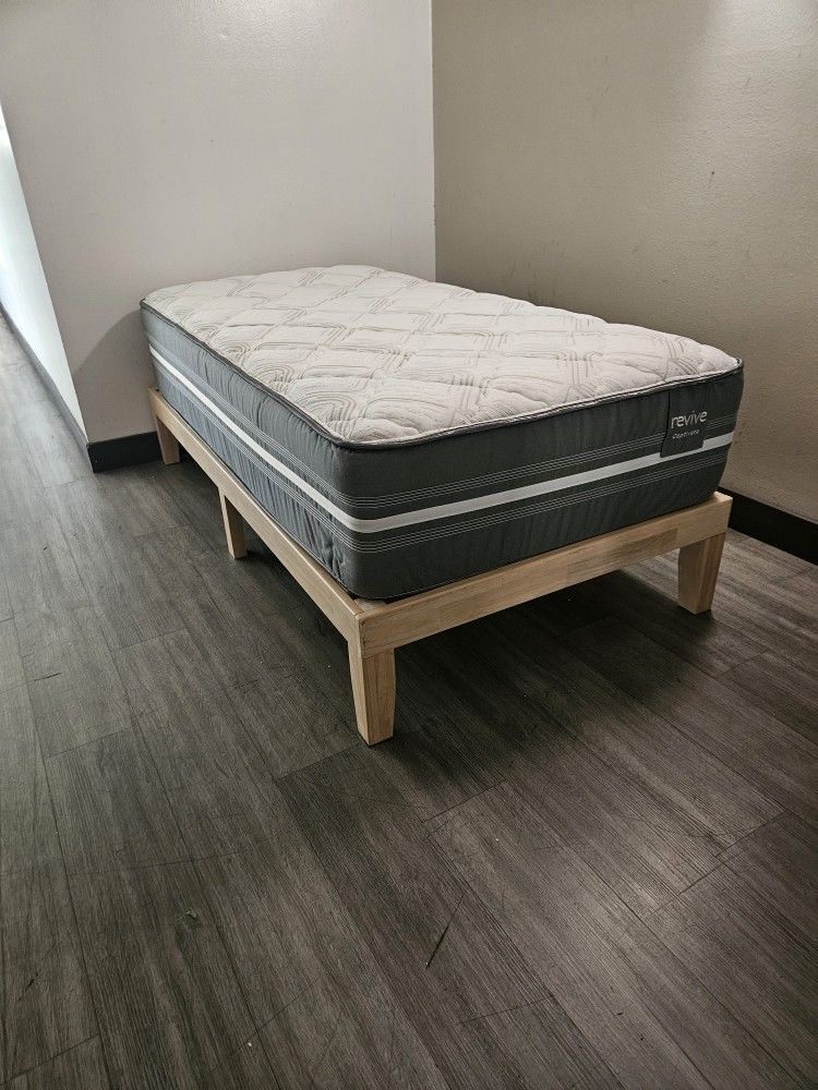 Beautiful Twin Size Bed With Mattress 