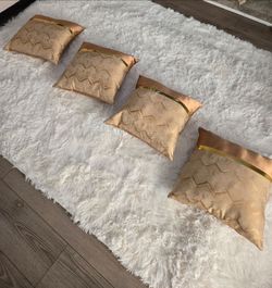 4 Pillows Gold